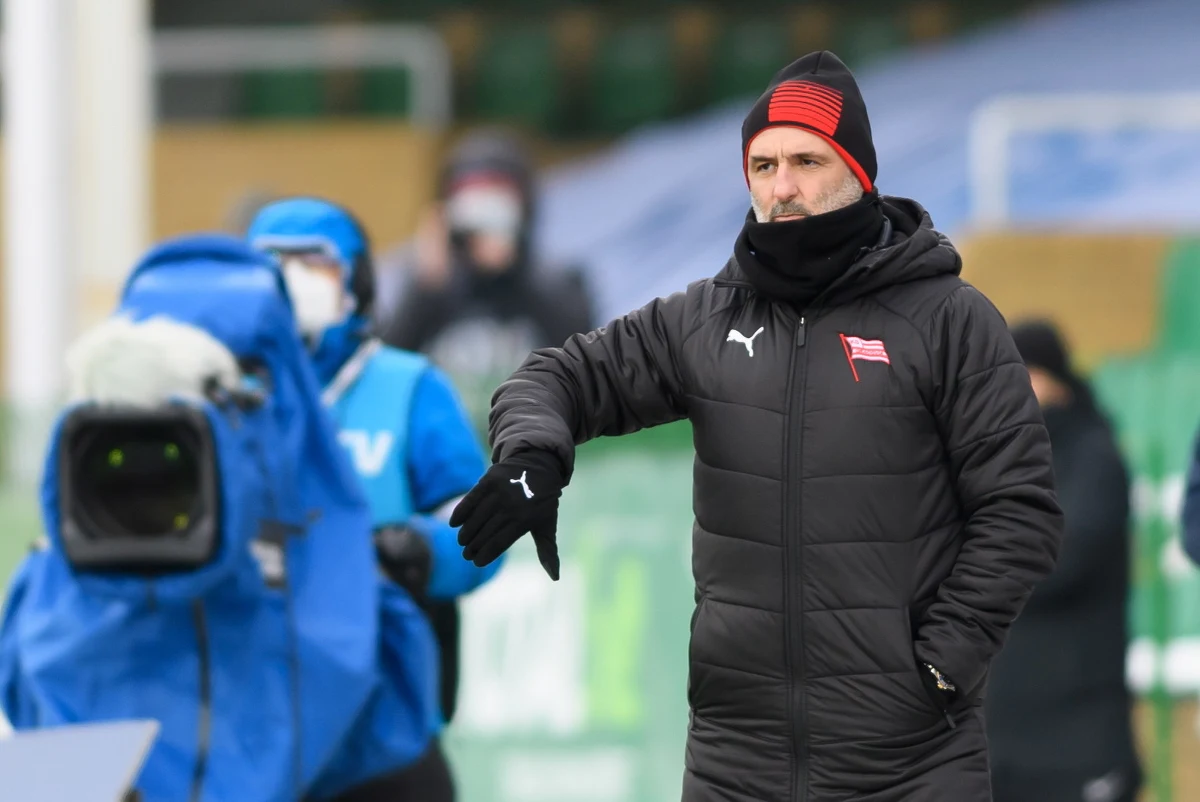 Trener i jednocześnie wiceprezes Cracovii Michał Probierz zrezygnował z pełnienia obu tych funkcji. O decyzji poinformował krótko po zakończeniu meczu 15. kolejki ekstraklasy, w którym jego zespół przegrał z Wartą Poznań 0:1.