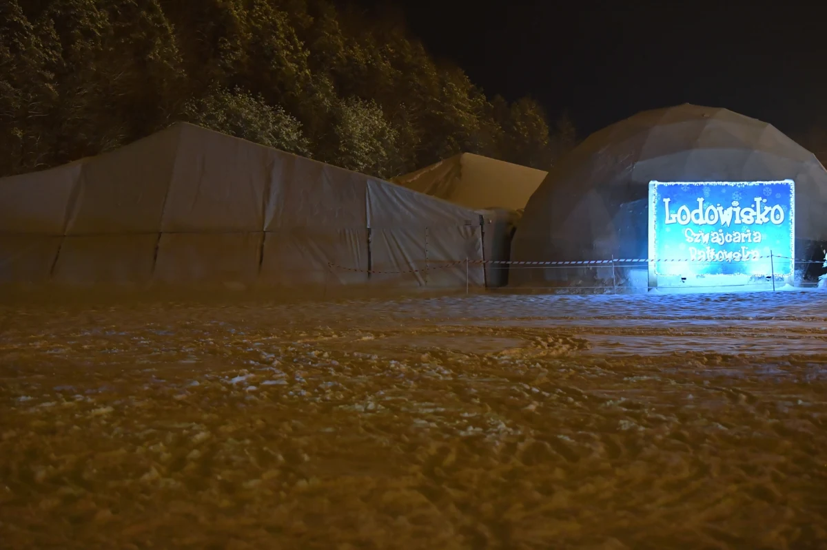 Zawaliła się część dachu namiotu nad lodowiskiem w ośrodku Jura Park w Bałtowie (woj. świętokrzyskie). Na szczęście nikt nie ucierpiał. Powodem zdarzenia był zalegający na dachu śnieg.