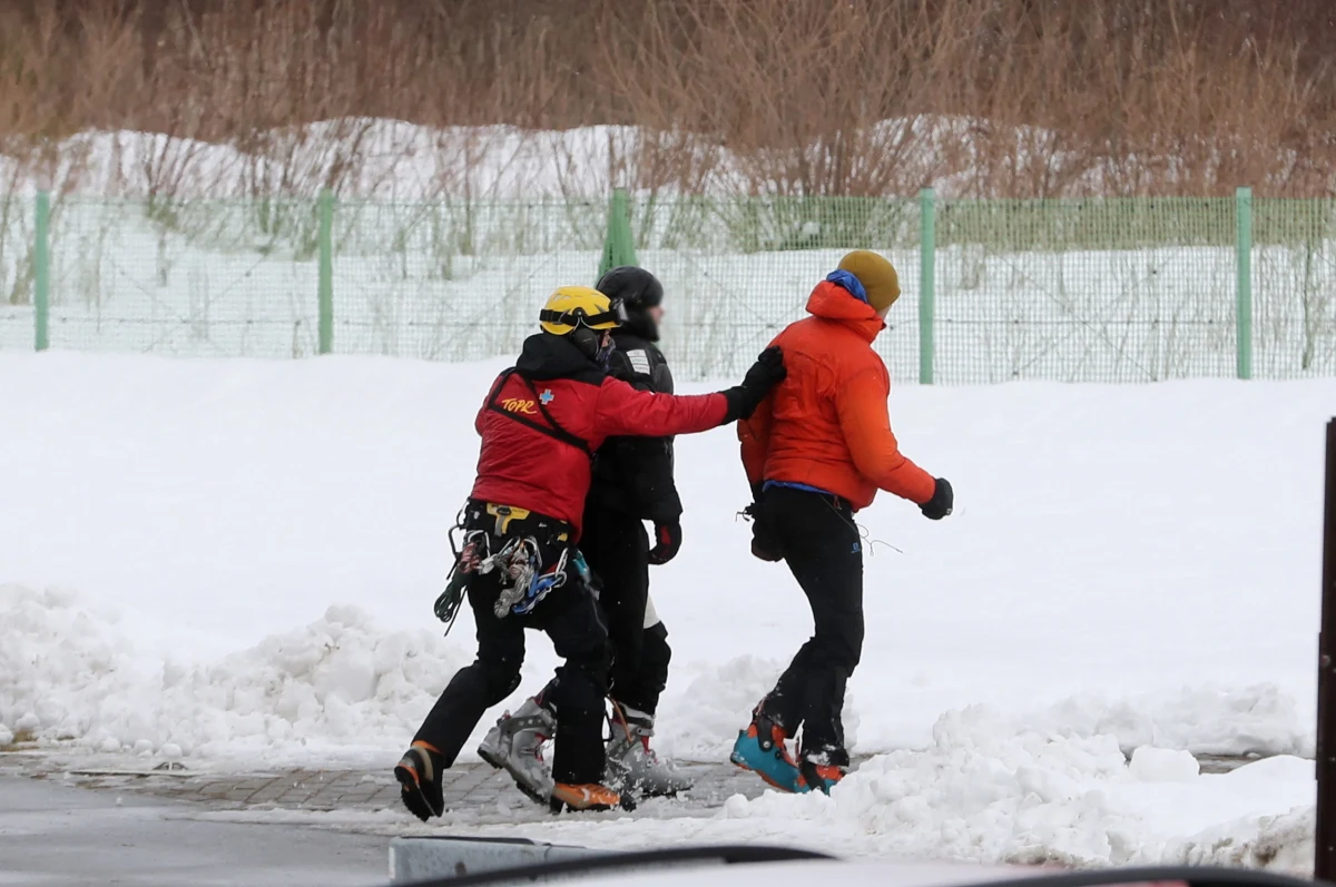 Mnóstwo pracy mają ratownicy górscy zarówno w Beskidach, jak i w Tatrach. Na Ornaku lawina porwała turystów, ale TOPR na pomoc wzywano również z Przełęczy Kondrackiej czy rejonu Kasprowego Wierchu. Interwencja goprowców była potrzebna m.in. w okolicach Babiej Góry. 
