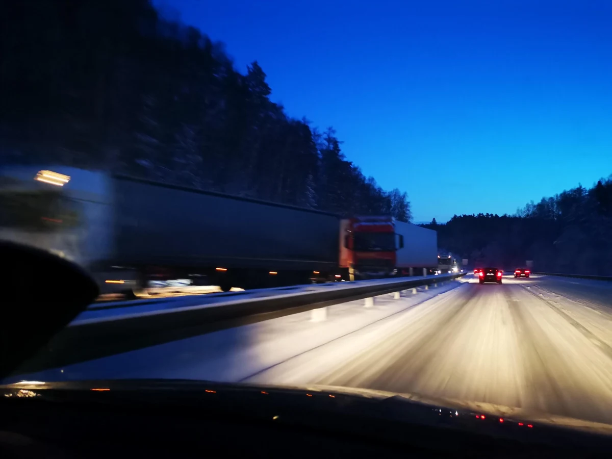 Z powodu intensywnych opadów śniegu, bardzo trudne warunki są na drogach w Trójmieście i okolicach. Zablokowana przez kilka godzin była obwodnica aglomeracji, czyli trasa S6.