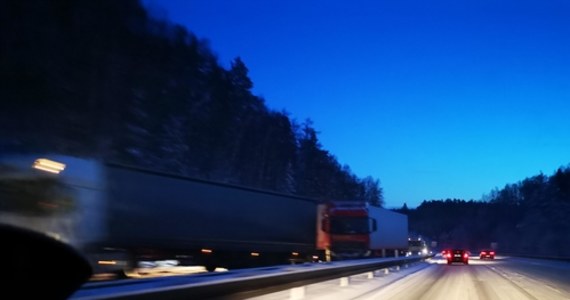 Z powodu intensywnych opadów śniegu, bardzo trudne warunki są na drogach w Trójmieście i okolicach. Zablokowana przez kilka godzin była obwodnica aglomeracji, czyli trasa S6.