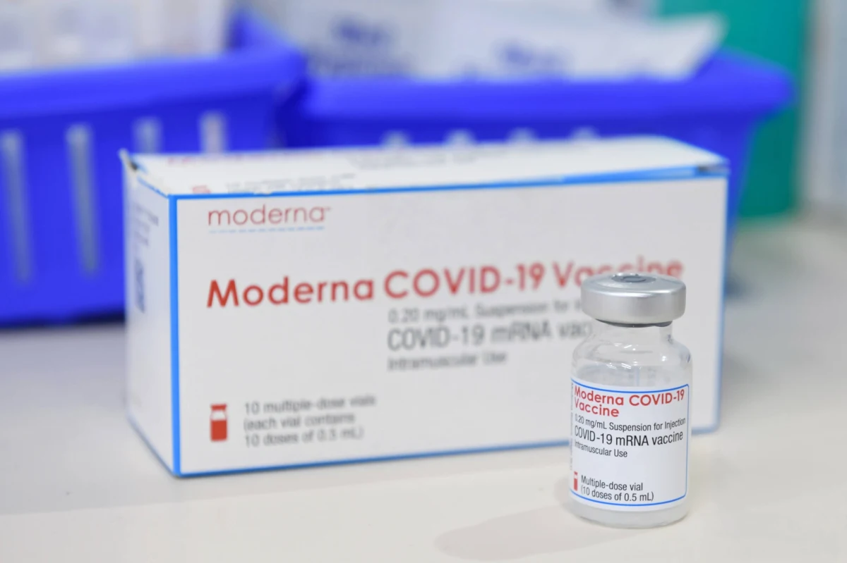 Do Polski dotarł opóźniony transport szczepionek firmy Moderna. To 42 tys. dawek, które powinny być w kraju już we wtorek. Jak zauważa dziennikarz RMF FM Paweł Balinowski, problemów z preparatem jest jednak więcej. "W poniedziałek planowana jest dostawa 320 tys. szczepionek przeciw Covid-19 od firm Pfizer i BioNTech" - poinformował prezes Agencji Rezerw Materiałowych Michał Kuczmierowski.