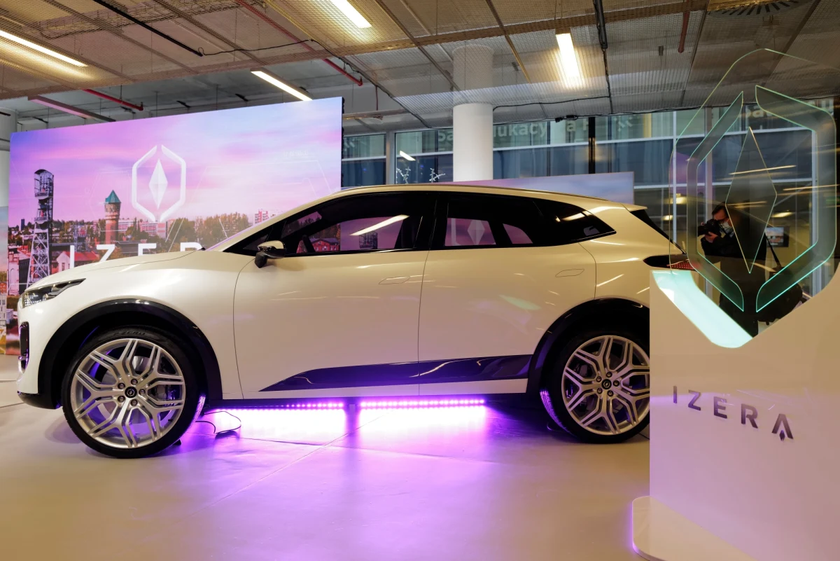 Bryła stworzona we Włoszech, koncepcja techniczna z Niemiec, wykonanie polskie. Budowa fabryki ma ruszyć jesienią niedaleko Jaworzna. Projektant pierwszego od czasu "Poloneza" polskiego samochodu mówi, że Izera robi wrażenie auta z wyższego segmentu. W rozmowie z Michałem Zielińskim Roberto Piatti wyjaśnia, że kierował się "polską potrzebą koncepcji nowoczesnej i praktycznej", ale pamiętał, że "dziś dobry projekt, to projekt dobry na całym świecie". Uznany projektant z Turynu, który stworzył m.in. Alfę GT i Fiata Pandę, zapewnia, widzi szanse powodzenia przed Izerą. Izery mają być produkowane w trzech wersjach: hatchback, SUV i kombi i wedle wstępnych zapowiedzi będzie można je nabyć płacąc miesięczną opłatę w wysokości ok. tysiąca złotych. 