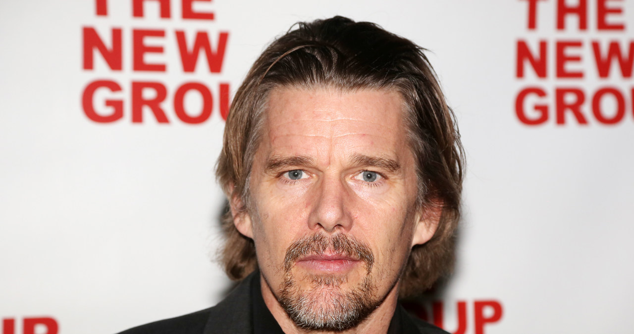 Kiedy po raz ostatni Ethan Hawke współpracował ze Scottem Derricksonem, nakręcony przez nich za 3 miliony dolarów horror "Sinister" zarobił w 2012 roku w kinach na całym świecie blisko 90 milionów dolarów. Teraz popularny aktor dołączył do obsady kolejnego filmu tego reżysera. "The Black Phone" będzie adaptacją opowiadania napisanego przez syna Stephena Kinga, Joego Hilla.