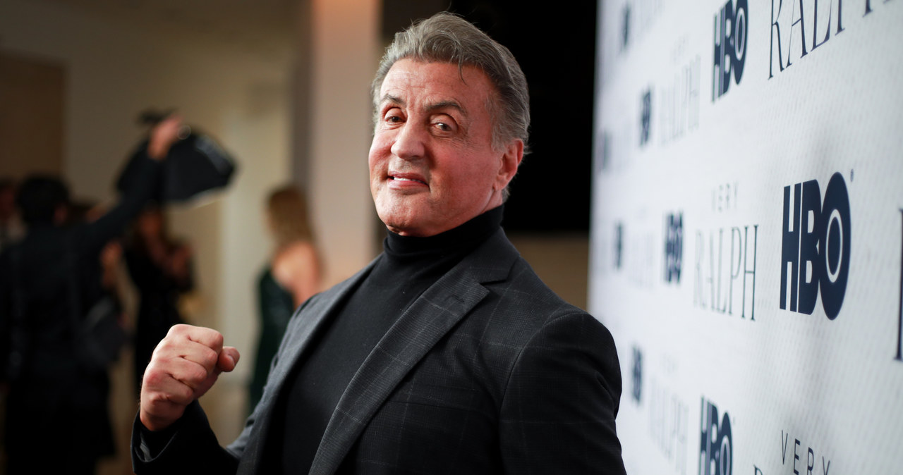 Podczas przeszukania domu członka gangu w bułgarskim mieście Płowdiw tamtejsza policja natrafiła na paszport słynnego hollywoodzkiego gwiazdora kina akcji, Sylvestra Stallone'a. Z dokumentu wynika, że odtwórca roli Rambo i Rocky'ego kiedyś nazywał się Silwestr Encio Staloun.