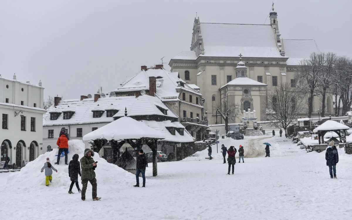 ​Instytut Meteorologii i Gospodarki Wodnej ostrzegł w niedzielę przed silny mrozem w południowych i wschodnich województwach. Temperatura w nocy i nadchodzących dniach może spaść tam do -20 st. C. Wydano też ostrzeżenia przed intensywnymi opadami śniegu w Pomorskiem.