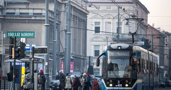 Od poniedziałku 6 złotych będzie kosztować godzinny, jednoprzejazdowy bilet komunikacji miejskiej w Krakowie. 1 lutego wchodzą w życie podwyżki uchwalone przez radnych w listopadzie.