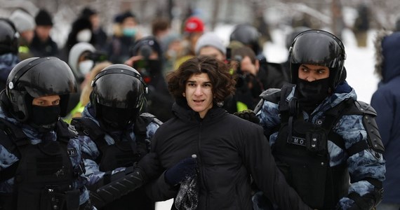 4027 zatrzymań w niemal stu miastach Rosji. Tak wygląda obecny bilans po niedzielnych protestach w obronie aresztowanego opozycjonisty Aleksieja Nawalnego. Najwięcej zatrzymań, bo 1167 było w Moskwie - podaje portal OWD-Info. W samej stolicy Rosji protestowało blisko 2 tys. osób. Policja zatrzymała m.in. żonę polityka, Julię Nawalną.