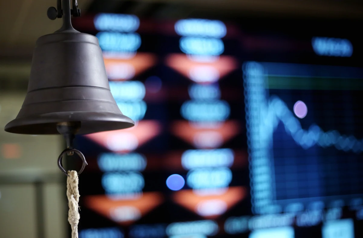 Giełdowi rebelianci szukają nowego słabego punktu finansowego imperium. Chcą windować ceny srebra, a dokładniej na rynku udziałów w funduszach, które opierają się na srebrze. W zeszłym tygodniu pospolite ruszenie płotek inwestujących przez aplikację Robinhood w smartfonach dźwignęło kilkukrotnie cenę akcji Game Stop, wyciskając z grających na spadki grubych ryb z Wall Street miliardy dolarów. Rebelia skończyła się, gdy aplikacja... wyłączyła im możliwość kupowania akcji. 