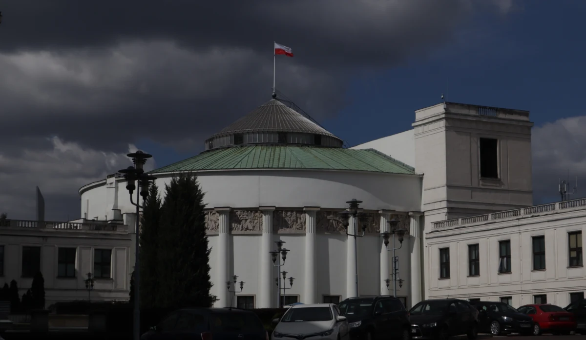 W Sejmie padł strzał - funkcjonariusz Straży Marszałkowskiej został ranny w nogę. Z nieoficjalnych informacji wynika, że strażnik postrzelił się podczas czyszczenia broni. 