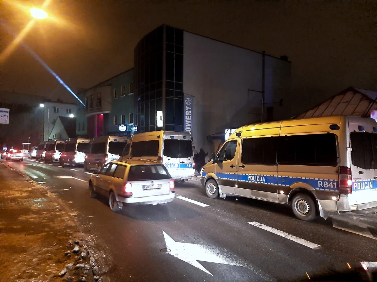 Kilkadziesiąt osób zgromadziło się w niedzielę po południu przed komendą policji w Rybniku, solidaryzując się z właścicielami otwartego mimo obostrzeń klubu muzycznego, gdzie minionej nocy interweniowała policja. Podczas przepychanek użyto gazu, pałek, granatów hukowych i broni gładkolufowej.