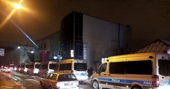 Kilkadziesiąt osób zgromadziło się w niedzielę po południu przed komendą policji w Rybniku, solidaryzując się z właścicielami otwartego mimo obostrzeń klubu muzycznego, gdzie minionej nocy interweniowała policja. Podczas przepychanek użyto gazu, pałek, granatów hukowych i broni gładkolufowej.