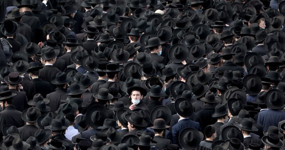 W Jerozolimie wbrew obostrzeniom ścisłego lockdownu ponad 10 tys. osób uczestniczyło w niedzielę w procesji pogrzebowej znanego ultraortodoksyjnego rabina, który zmarł na Covid-19. Według policji w przypadku interwencji mogłoby dojść do rozlewu krwi.