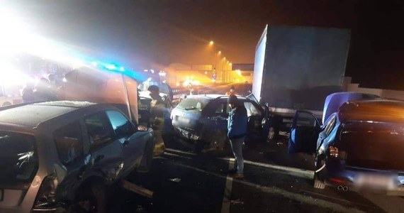Na nowym odcinku zakopianki, czyli drogi S7b, w miejscowości Skomielna Biała doszło w niedzielę wieczorem do zderzenia pięciu samochodów osobowych. Zablokowane były dwa pasy ruchu w kierunku Krakowa – poinformowała GDDKiA.
