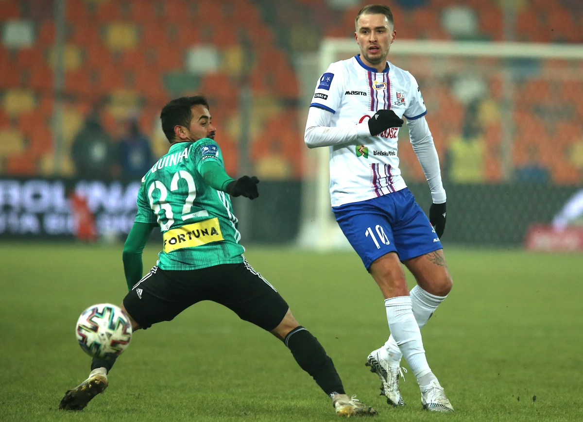 Policja wyjaśnia, czy organizatorzy niedzielnego meczu ekstraklasy piłkarskiej w Bielsku-Białej między drużynami Podbeskidzia i Legii Warszawa (1:0) nie złamali przepisów dotyczących obostrzeń w związku z pandemią Covid-19.