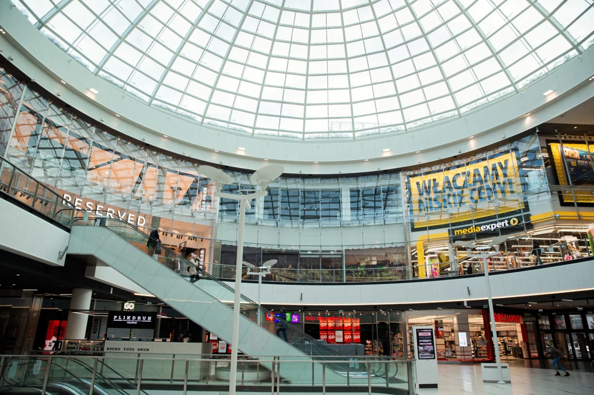 Od dziś znów możemy zrobić zakupy w centrach handlowych oraz odwiedzić muzeum lub galerię. Od poniedziałku obowiązują zaktualizowane, łagodniejsze obostrzenia sanitarne. Sprawdzamy, czy według ekspertów może przynieść to wzrost liczby zakażeń koronawirusem. 