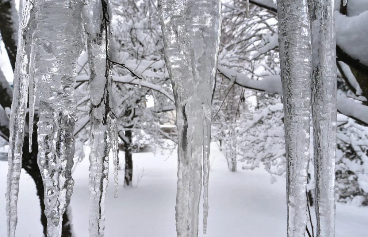 Do niemal minus 25 stopni C. spadła w nocy i nad ranem temperatura w niektórych miejscach na Podhalu. Tyle pokazały termometry w stacji IMGW w Dębnie w rejonie jeziora Czorsztyńskiego. Pomiar został dokonany na wysokości dwóch metrów nad ziemią. 