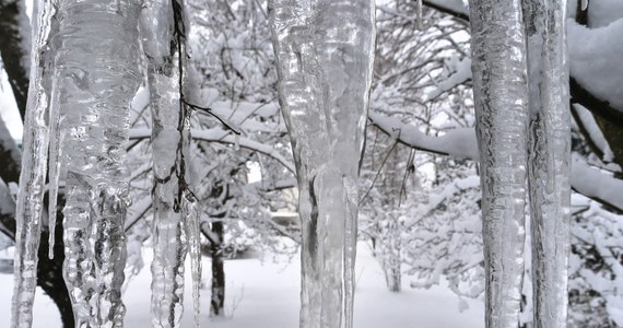 Do niemal minus 25 stopni C. spadła w nocy i nad ranem temperatura w niektórych miejscach na Podhalu. Tyle pokazały termometry w stacji IMGW w Dębnie w rejonie jeziora Czorsztyńskiego. Pomiar został dokonany na wysokości dwóch metrów nad ziemią. 