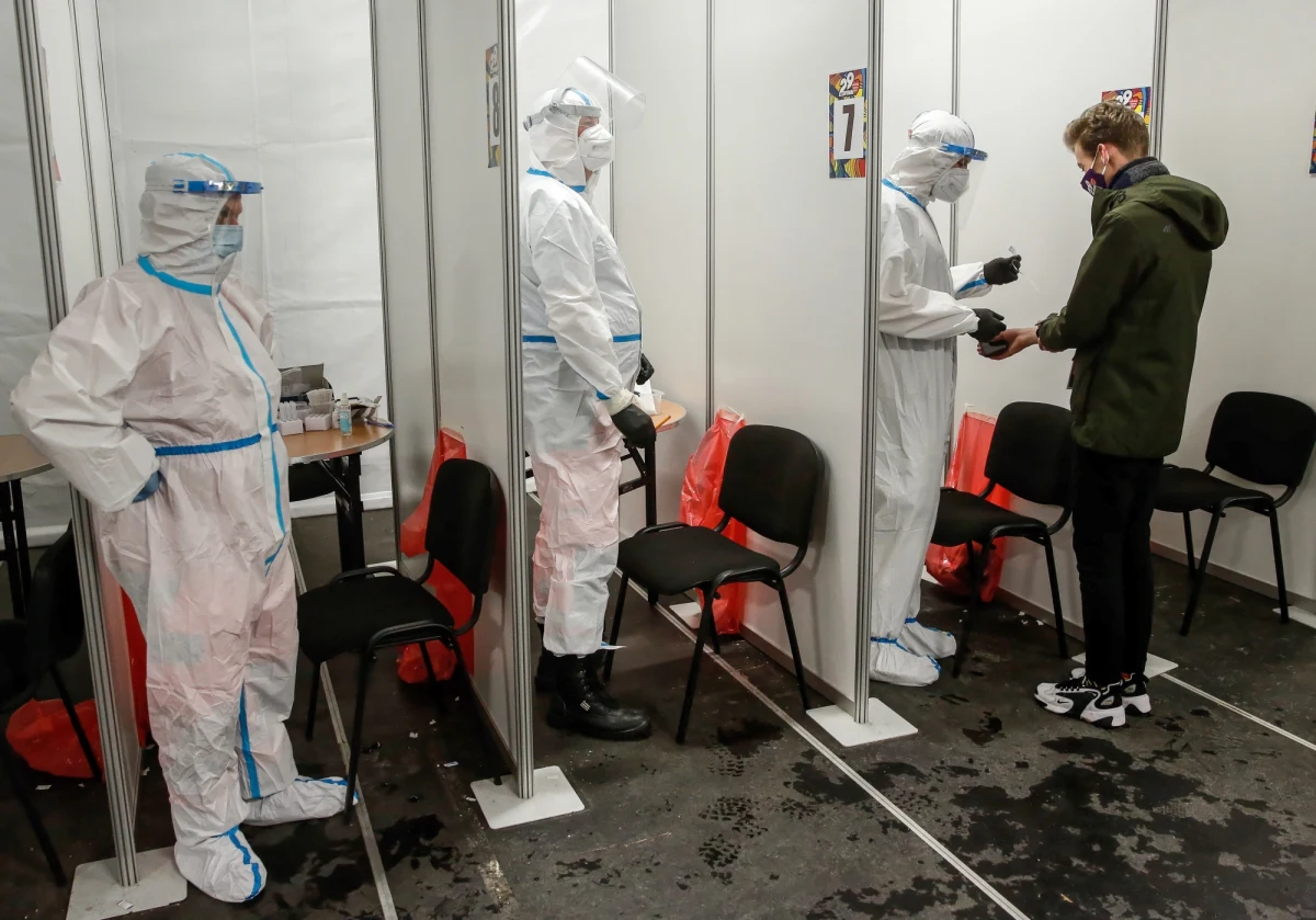 W ciągu ostatniej doby w Polsce odnotowano 2503 nowych zakażeń koronawirusem. Zmarło 42 pacjentów z Covid-19 - 33 z nich miało choroby współistniejące.