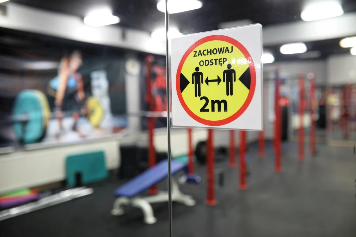 Nie możemy pozwolić sobie na otwarcie restauracji, siłowni i klubów fitness. Decyzja ta nie wynika z widzimisię władzy – powiedział w poniedziałek w Polsat News rzecznik Ministerstwa Zdrowia Wojciech Andrusiewicz. Dodał, że w takich miejscach najczęściej dochodzi do zakażeń koronawirusem.

