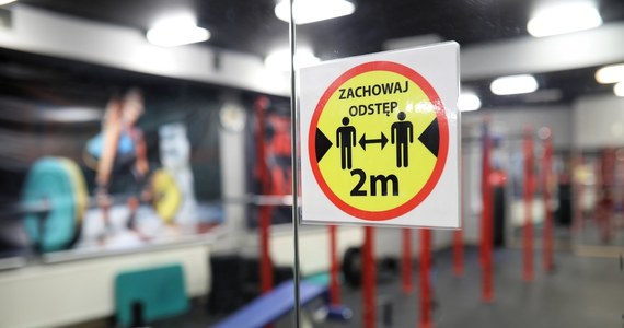 Nie możemy pozwolić sobie na otwarcie restauracji, siłowni i klubów fitness. Decyzja ta nie wynika z widzimisię władzy – powiedział w poniedziałek w Polsat News rzecznik Ministerstwa Zdrowia Wojciech Andrusiewicz. Dodał, że w takich miejscach najczęściej dochodzi do zakażeń koronawirusem.
