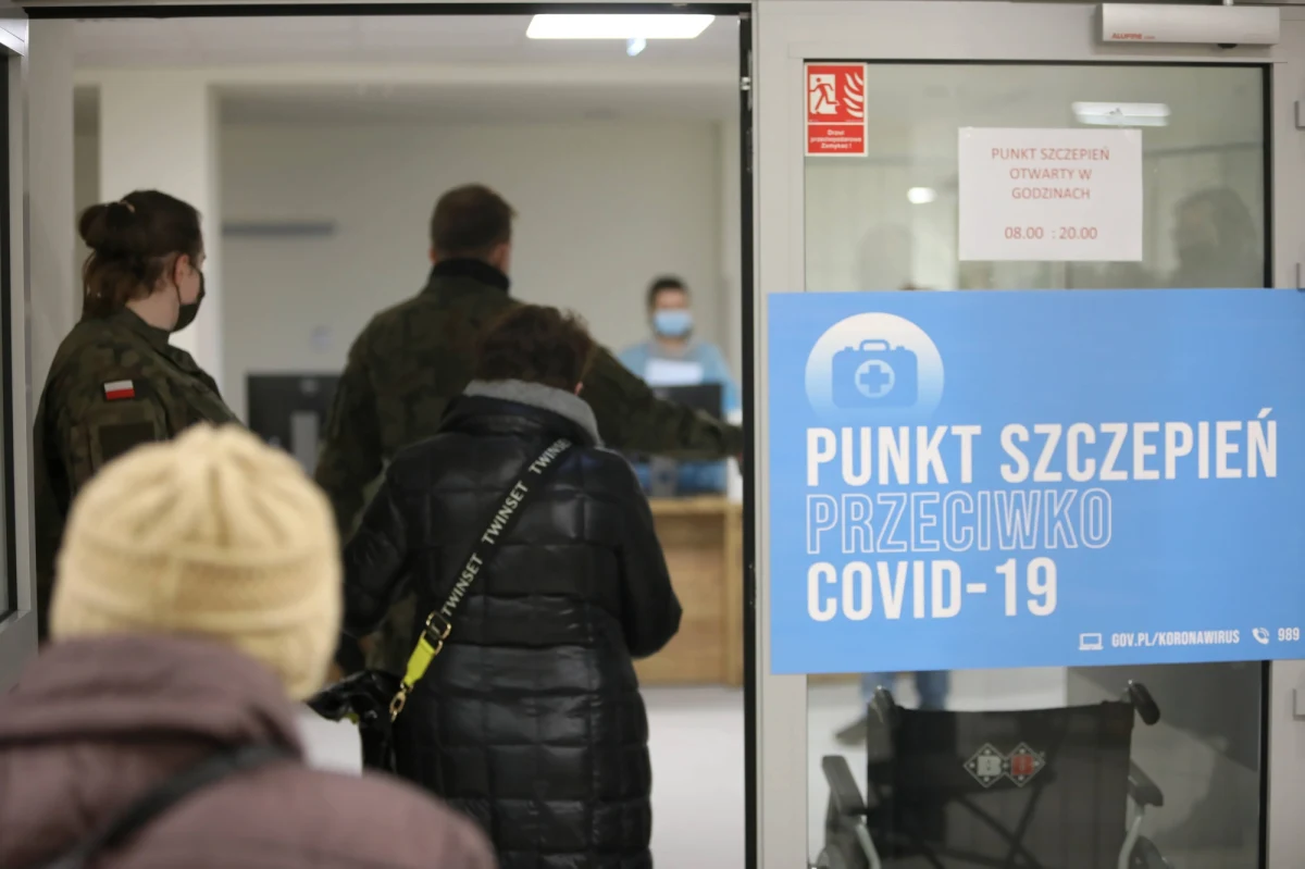 Polscy seniorzy nie będą szczepieni przeciwko koronawirusowi produktem firmy AstraZeneca - ustalili reporterzy RMF FM. Szczepionka została w piątek dopuszczona przez Europejską Agencję Leków dla wszystkich, ale przetestowano ją na niewielkiej grupie osób starszych.
