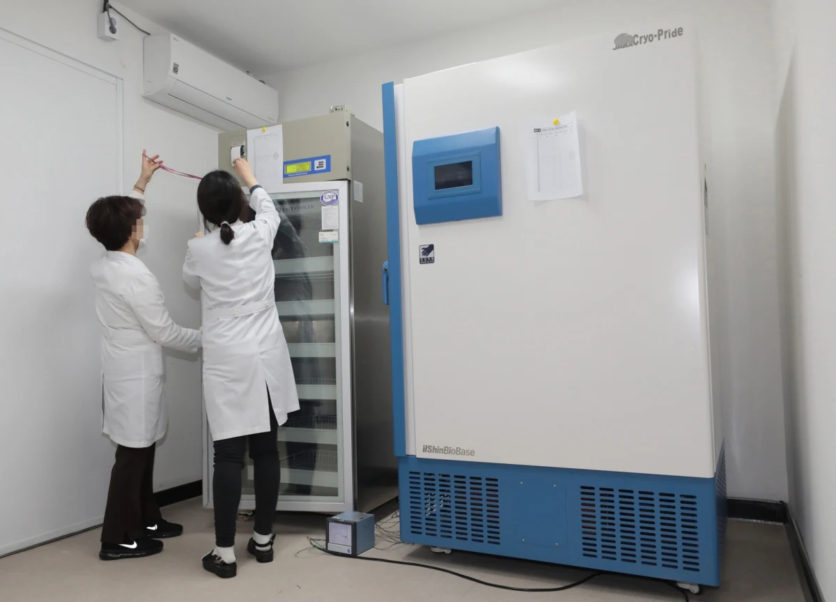 Współpracujemy z firmami farmaceutycznymi, aby zapewnić dostawy szczepionek Europejczykom. Firmy BioNTech i Pfizer dostarczą 75 milionów dodatkowych dawek w drugim kwartale roku, czyli łącznie do 600 milionów w 2021 roku - napisała na Twitterze szefowa KE Ursula von der Leyen.