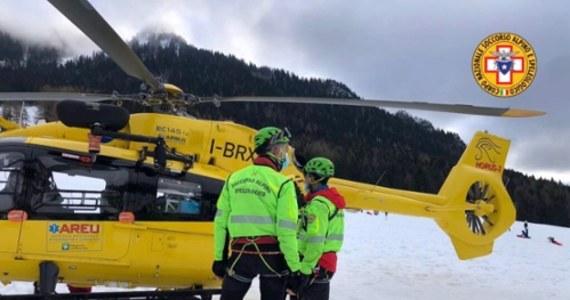 Do tragedii doszło w niedzielę w górach na północy Włoch, w rejonie Brescii w Lombardii. Na oczach pięcioletniej córki zginęli jej rodzice, którzy runęli w przepaść. Mężczyzna rzucił się na pomoc, gdy jego żona poślizgnęła się na lodzie i spadła z urwiska.