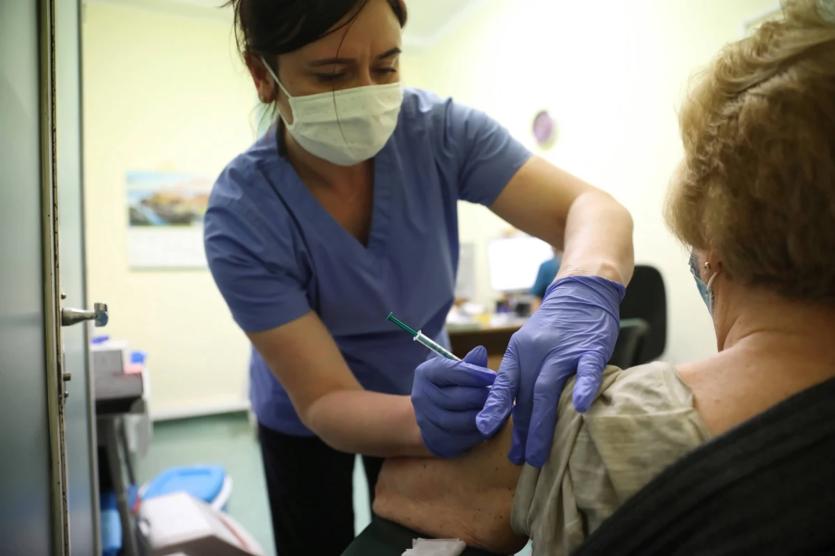 Minął już ponad miesiąc od rozpoczęcia szczepień przeciwko Covid-19 w Polsce. Minister zdrowia Adam Niedzielski i pełnomocnik rządu do spraw szczepień Michał Dworczyk podsumowali ten okres i przedstawili prognozy na przyszłe miesiące podczas konferencji prasowej. Z deklaracji dostawców szczepionki, jak przekazał Dworczyk, wynika, że: "do końca marca do Polski miało trafić ponad 9 mln dawek szczepionki, a faktycznie otrzymamy nieco ponad 6 mln dawek". 