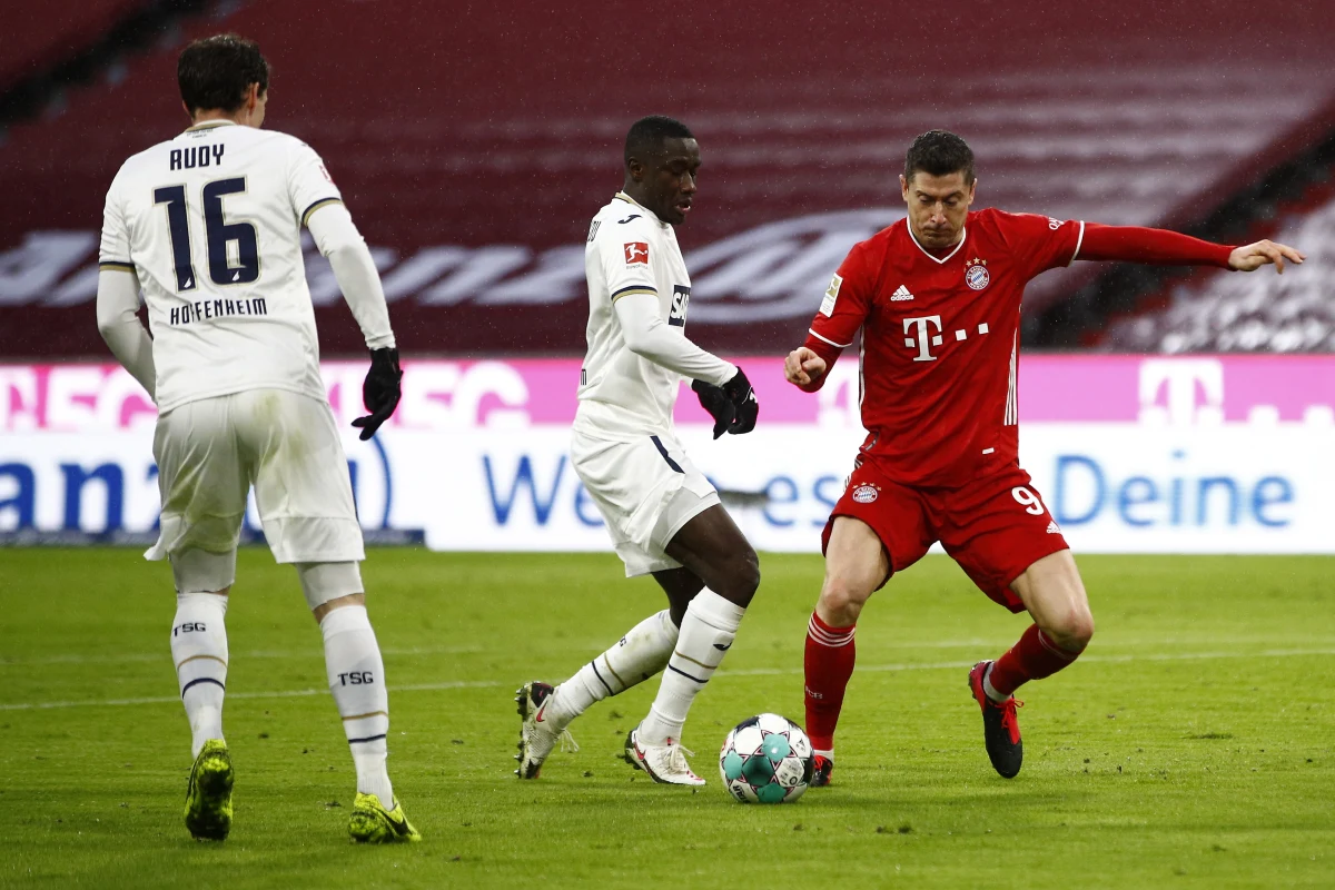 Robert Lewandowski zdecydowanie prowadzi w klasyfikacji Złotego Buta: nagrody dla najlepszego strzelca lig europejskich. Tuż za polskim napastnikiem plasują się w tej chwili Nigeryjczyk Paul Onuachu z belgijskiego Genku i Portugalczyk Andre Silva z Eintrachtu Frankfurt.