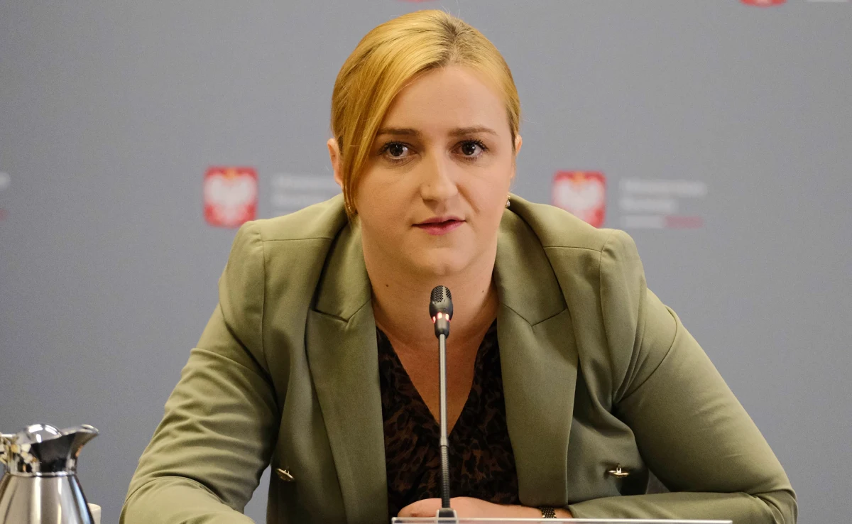 Wbrew zapowiedziom, że 1200 firm wznowi działalność pomimo zakazu, w ostatni weekend otworzyło się - szacujemy - 50-60 lokali gastronomicznych, hotelowych i siłowni - powiedziała w poniedziałek wiceszefowa MRPiT Olga Semeniuk.