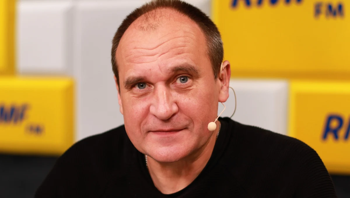 Paweł Kukiz w Porannej rozmowie w RMF FM zdradził, że jego zdaniem Szymon Hołownia nie jest zagrożeniem dla systemu czy którejkolwiek partii: „Nad czym ubolewam, bo gdyby Szymon Hołownia wystąpił z postulatami nadania władzy obywatelom, a przynajmniej zwiększenia roli obywateli we władzy, czy kontroli nad władzą w trakcie kadencji, gdyby taki komunikat głosił, to ja bym do tego Szymona pojechał natychmiast”. Poseł poinformował, że nie prowadził żadnych negocjacji w sprawie stworzenia wspólnego koła z Polską 2050 i jednocześnie zadeklarował: "Jeśli Szymon Hołownia do programu swojego ugrupowania wpisze te postulaty, które dają obywatelom przynajmniej kontrolę nad władzą w trakcie kadencji Sejmu, to jestem otwarty na każde rozmowy".