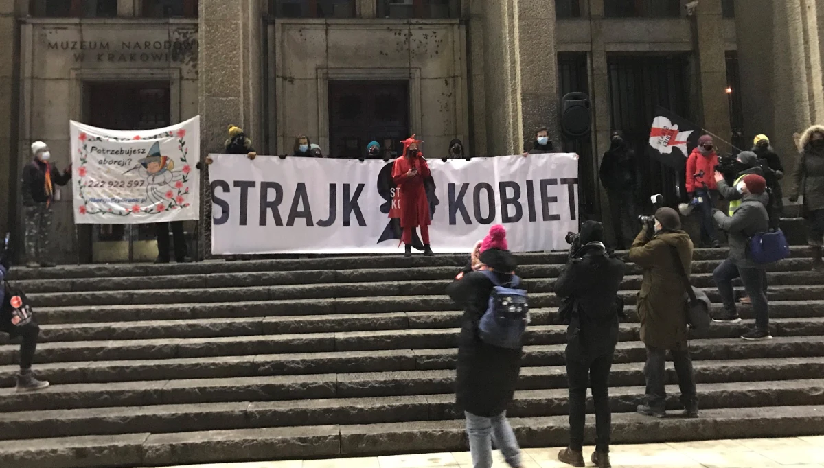 Około 600 osób, sprzeciwiających się zmianom w prawie aborcyjnym, protestowało w poniedziałek w Krakowie. Najpierw uczestnicy zgromadzili się przed Muzeum Narodowym, a potem przeszli przed budynek kurii na ul. Franciszkańskiej. 