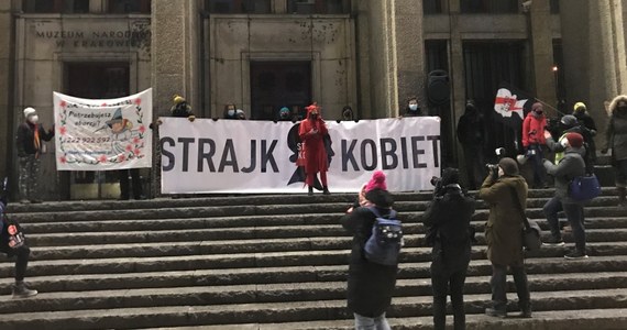 Około 600 osób, sprzeciwiających się zmianom w prawie aborcyjnym, protestowało w poniedziałek w Krakowie. Najpierw uczestnicy zgromadzili się przed Muzeum Narodowym, a potem przeszli przed budynek kurii na ul. Franciszkańskiej. 