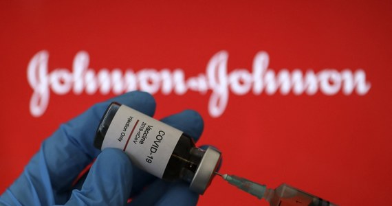 Pierwsze wyniki III fazy badań klinicznych szczepionki firmy Janssen opracowanej we współpracy z Johnson&Johnson są bardzo obiecujące – twierdzi dr hab. Piotr Rzymski z UM w Poznaniu. Jego zdaniem, wszystko wskazuje na to, że zupełnie wystarczające będzie podanie tylko jednej dawki preparatu.
