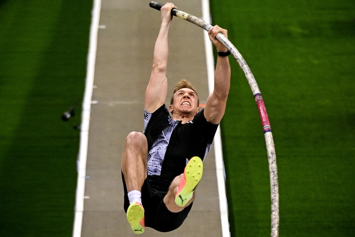 Piotr Lisek pełną parą przygotowuje się do startu sezonu olimpijskiego w Centralnym Ośrodku Sportu w Spale. Przed Igrzyskami zawodników czeka jednak sezon halowy. Jego najważniejszą imprezą są halowe mistrzostwa Europy w Toruniu, które rozpoczną się 5 marca. "Zawsze, jak są zawody czy mistrzostwa w Polsce, to stresik jest trochę większy. To jest podyktowane tylko tym, że chcemy dobrze wystartować przed własną publicznością”– zaznacza tyczkarz. O najbliższych planach treningowych i startowych, a także o tym jak to jest być maskotką mistrzostw świata sztafet, rozmawiał z nim Wojciech Marczyk z redakcji sportowej RMF FM.