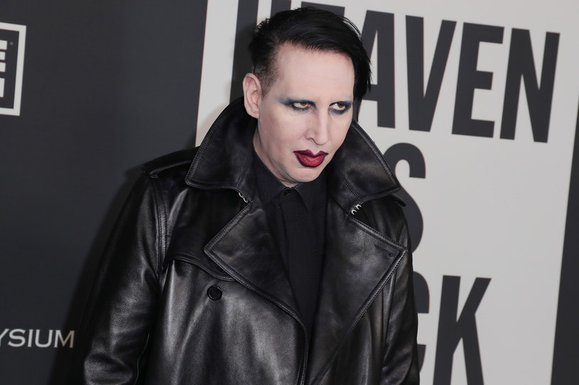 Aktorka Evan Rachel Wood na swoim Instagramie opublikowała oświadczenie, w którym oskarża Marilyna Mansona o wieloletnie znęcanie się nad nią. Teraz piosenkarz odpowiedział na zarzuty. Oświadczenie wystosowała również wytwórnia, z którą współpracował muzyk. Media cytują również asystenta gwiazdora, który opisywał bulwersujące zachowanie skandalisty.