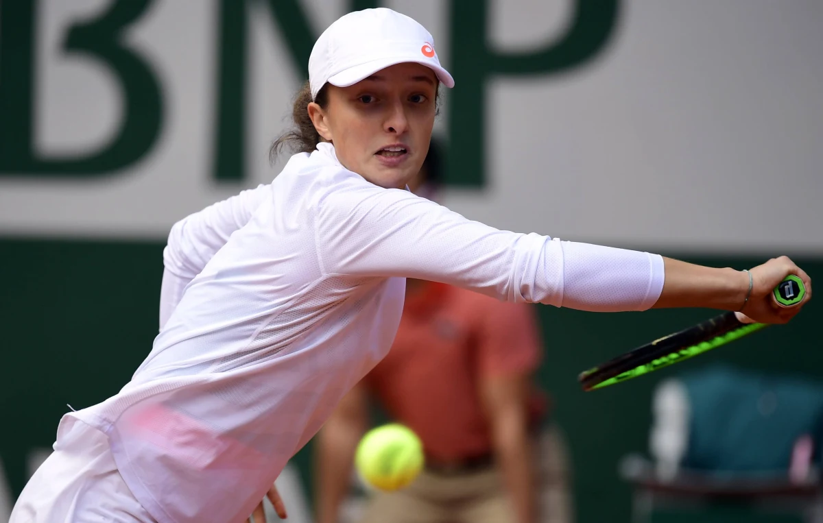Rozstawiona z "szóstką" Iga Świątek potrzebowała trzech setów, by awansować do trzeciej rundy turnieju WTA na kortach twardych w Melbourne - Gippsland Trophy. Polska tenisistka w drugiej rundzie pokonała Słowenkę Kaję Juvan, z którą prywatnie się przyjaźni, 2:6, 6:2, 6:1.