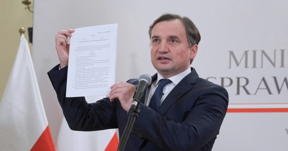 Ustawa o wolności mediów już nie tajna, ale wciąż nieoficjalna. Ministerstwo Sprawiedliwości opublikowało w końcu projekt, na temat którego minister Zbigniew Ziobro zorganizował już kilka konferencji prasowych. Resort jest jednak niezadowolony, że projekt został ujawniony wcześniej. Domaga się jednocześnie uznania go za rządowy. 