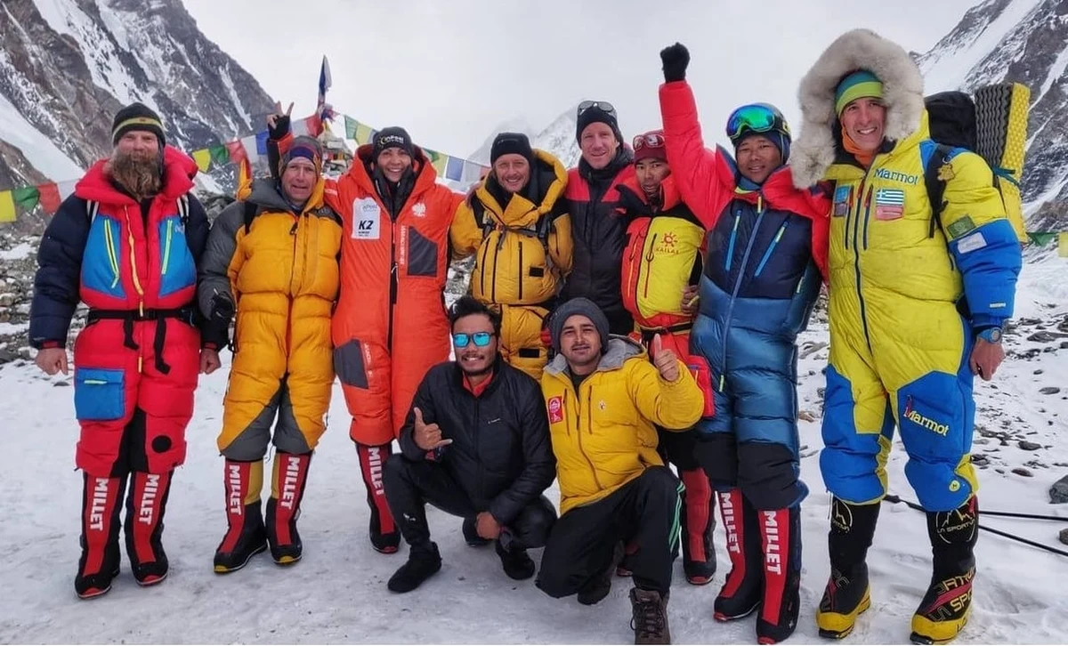 Międzynarodowa grupa himalaistów rozpoczęła kolejny tej zimy atak szczytowy na K2. 16 stycznia pierwszego zimowego wejścia w historii dokonało dziesięciu Nepalczyków. Teraz ich wyczyn chce powtórzyć między innymi Polka Magdalena Gorzkowska. "Przed nami okno pogodowe, kilka dni pozwalających na atak szczytowy, więc jestem zdecydowana, żeby je wykorzystać" - powiedziała Polka przed wyjściem z bazy.