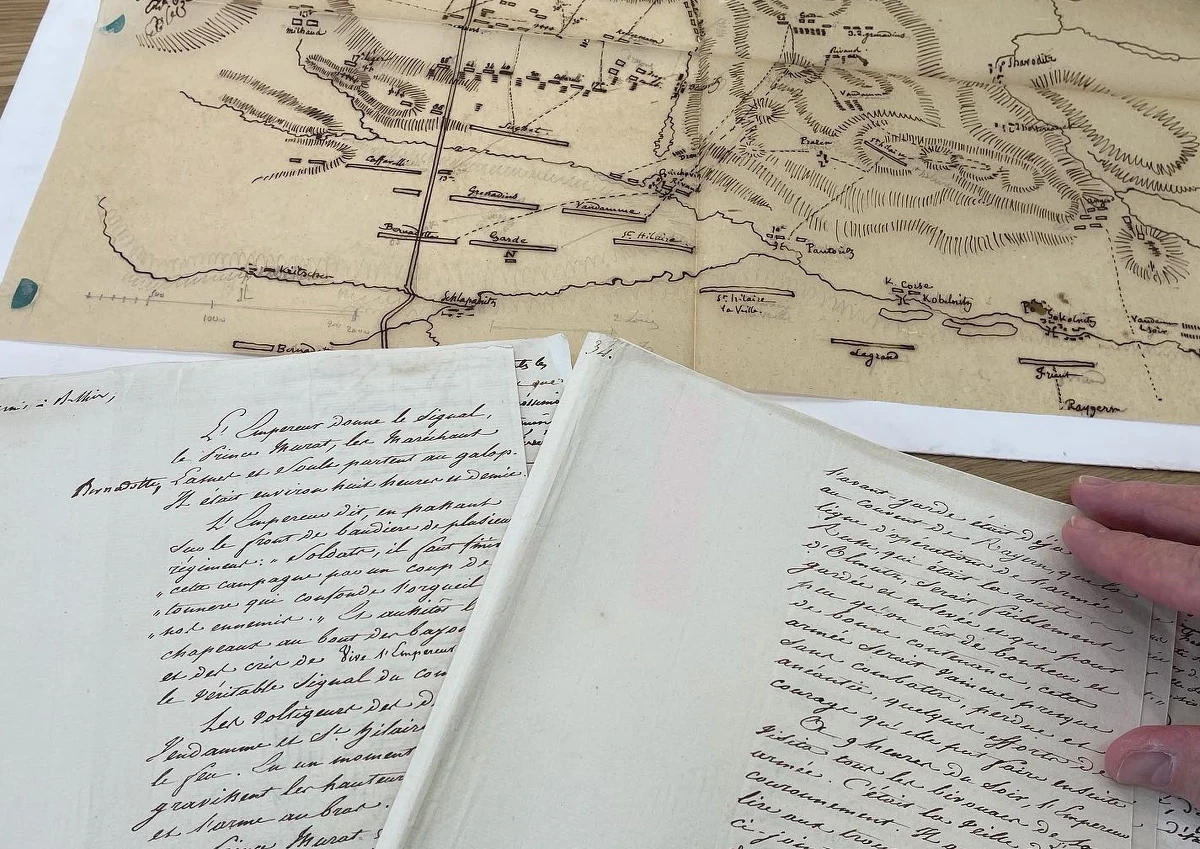 Unikatowy eksponat został wystawiony na sprzedaż za milion euro we Francji. Chodzi o rękopis podyktowany przez Napoleona i zawierający jego odręczne poprawki. Cesarz relacjonuje w nim słynną bitwę pod Austerlitz z 1805 roku. Brakuje jednak chętnych, by kupić tę historyczną pamiątkę. 