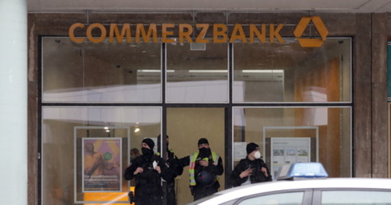 Napad na bank w stolicy Niemiec, Berlinie. Do budynku wtargnęły prawdopodobnie dwie osoby. Rabusie grożąc pracownicy banku kazali zaprowadzić się do skarbca.