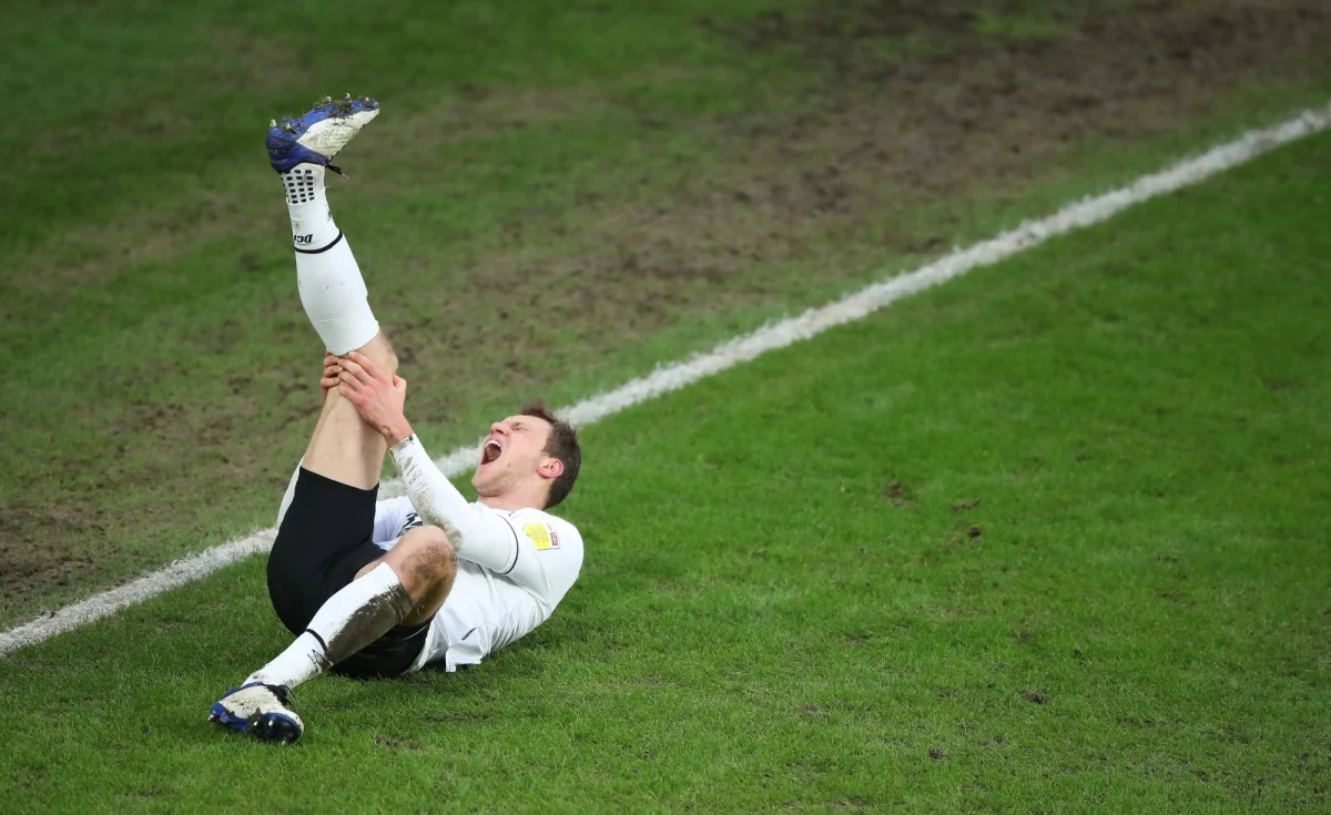 Krystian Bielik - polski piłkarz Derby County, który na noszach opuścił boisko w 36. minucie sobotniego meczu z Bristol City (1:0), ma zerwane więzadła krzyżowe w kolanie i czeka go długa przerwa - podał portal sport.pl. Tym samym Bielik musi pożegnać się z marzeniami o udziale w piłkarskich mistrzostwach Europy.