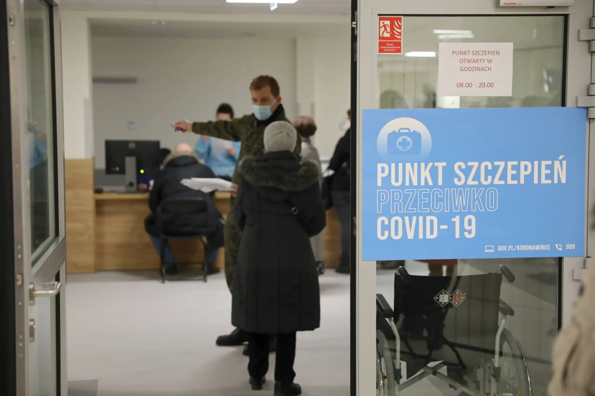 Na podstawie rekomendacji Rady Medycznej podjęta została decyzja, że szczepionka firmy AstraZeneca będzie wykorzystywana dla osób między 18. a 60. rokiem życia - powiedział szef KPRM Michał Dworczyk. Jak dodał, w konsekwencji Rada zarekomendowała rozpoczęcie szczepienia nauczycieli.