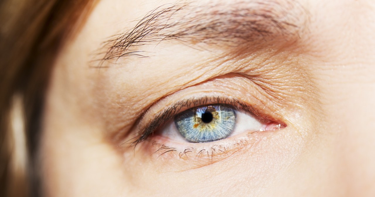 Masz opadające powieki? Tym makijażem optycznie otworzysz oko