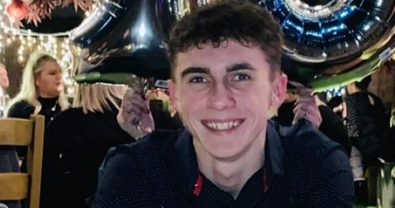 19-letni Joseph ze Staffordshire w Wielkiej Brytanii w zeszłym roku został potrącony przez samochód. Przez 10 miesięcy nastolatek był w śpiączce, nieświadomy faktu, że świat opanowała pandemia koronawirusa. W tym czasie sam dwukrotnie przeszedł Covid-19.