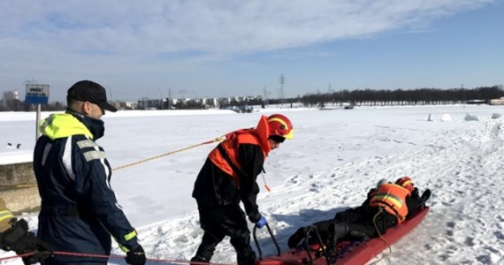 Lubelscy strażacy ćwiczyli na Zalewie Zemborzyckim wyciąganie człowieka z wody, kiedy załamie się pod nim lód. Używali do tego m.in. specjalnych sań. 
