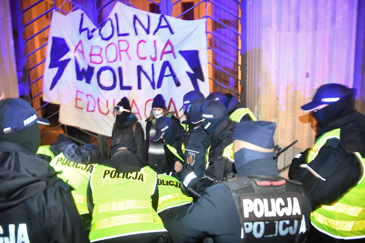 Warszawski sąd skazał wyrokiem nakazowym na karę grzywny fotoreporterkę Agatę Grzybowską, oskarżoną o naruszenie nietykalności cielesnej policjanta podczas listopadowego protestu przed siedzibą MEN. Według prokuratury, Grzybowska kopnęła funkcjonariusza. Sama fotoreporterka przekonywała, że to ona została zaatakowana przez policjanta: "tylko dlatego, że robiąc zdjęcie, błysnęłam mu w twarz fleszem". Relacjonowała również, że na komendzie na Wilczej, dokąd przewieziono ją po zatrzymaniu, "usiłowano ją ‘podejść’, żeby przyznała się̨ do winy".