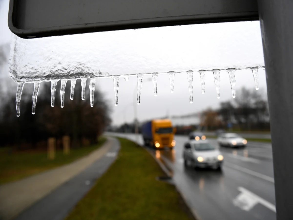 Nocą w dwunastu województwach spadnie marznący deszcz, który będzie powodował gołoledź. Dodatkowo na południu kraju spodziewany jest silny wiatr - ostrzegł we wtorek Instytut Meteorologii i Gospodarki Wodnej. "Przez całą noc oraz nad ranem kierowcy będą musieli uważać na drogach" – podkreślił synoptyk IMGW Grzegorz Walijewski.