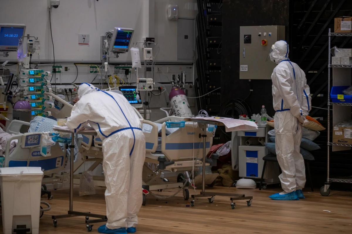 Wygląda na to, że brytyjski wariant koronawirusa mutuje jeszcze bardziej, upodabniając się do wariantów południowoafrykańskiego i brazylijskiego, co potencjalnie czyni go bardziej odpornym na szczepionki - poinformowali brytyjscy naukowcy.